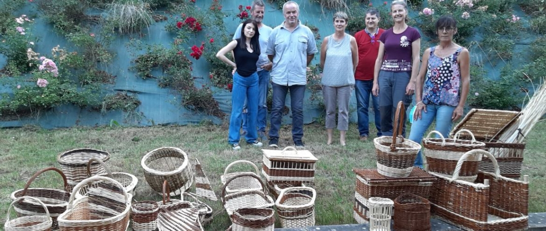 Groupe de personnes avec des paniers en osier